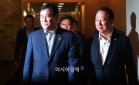 [포토]나란히 입장하는 최경환 부총리-박용만 회장 