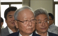 [포토]국회 정보위 출석하는 이병호 국정원장