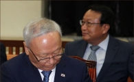 [포토]007가방에서 꺼내는 이병호 국정원장