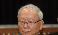 [포토]눈 감은 이병호 국정원장
