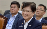 [포토]웃는 최양희 장관