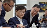 [포토]보고받는 최양희 장관
