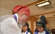 [포토]"훈장 선생님에게 예절교육 배워요"