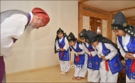 [포토] 훈장선생님에게 배우는 예절의 정석