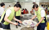 [포토]삼계탕 배식 봉사하는 최영호 남구청장