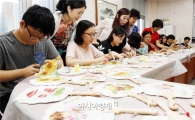 [포토]부채만들기 체험하는 청소년들