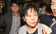 [포토]신영자 이사장의 힘겨운 입국
