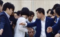 '형제의 난' 겪은 신격호 총괄회장…휠체어 기대 귀국