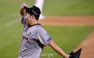 [포토]폭투가 아쉬운 한화 선발 김민우