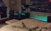 [포토] 미국 억만장자 침대위 '달러 인형'