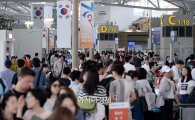 [포토]휴가철 맞아 여행객들로 붐비는 인천공항