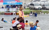 [포토]장흥 탐진강에 발을 담그고 무더위 식하는 피서객들