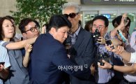[포토]취재진들과 경호원들에게 둘러싸인 신선호 사장