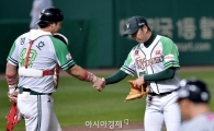 [포토]정우람, '오늘은 막아냈어요!'