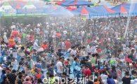 [포토]지상최대 물싸움, 장흥 물축제 최고 인기
