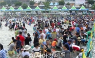 [포토]맨손으로 고기도 잡고 더위도 식히고 