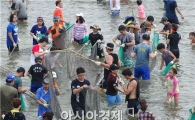 [포토]장흥 탐진강에서 온 가족이 물고기잡기 체험