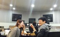 '솜사탕' 강민경 녹음실서 행복한 미소…"외모보다 노래 기대 바래"