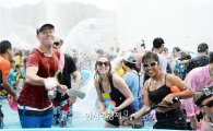 세계로 뻗어가는 장흥 물축제, 외국인 관광객 ‘환호’