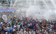[포토]장흥 물축제장에서 무더위 식히는  피서객들
