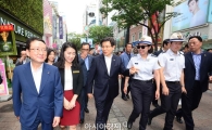[포토]관광경찰과 명동 걷는 황교안 국무총리 