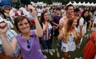 [포토]케이팝 들으며 즐거워하는 관광객들