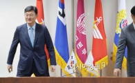 [포토]자리로 향하는 한일 국방 관계자들