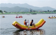 [포토]무더위속에 바나나 보트 타는 피서객들