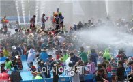 [포토]장흥 물축제 '지상최대 물싸움' 인기