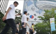 [포토]서울시청 외벽에 걸린 대형 김구선생