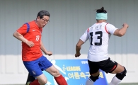 [포토]김학용 의원, '막아도 소용없어!'