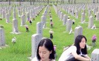 [포토]묘비 닦는 학생들....'순국열사를 생각하며'