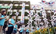 [포토]광복 70주년, 광주시 북구청 광장에 태극기 바람개비 설치