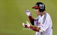 [포토]박수치는 유강남, '쐐기 2타점 적시타!'