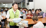 [포토]최영호 남구청장, 사랑의 쉼터에서 삼계탕 배식봉사