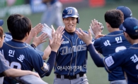 [포토]모창민, '선제 투런포 넘기고 왔어!'