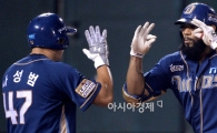 [포토]테임즈, '투런포로 재역전 시켰어!'