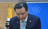 [포토]고개 숙여 인사하는 김현웅 장관 