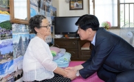 [포토] 이춘희 세종시장, 독립유공자 유족 위문 방문