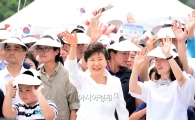 [포토]손 흔드는 박근혜 대통령