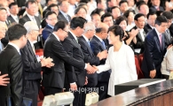 [포토]인사 나누는 박근혜-이명박