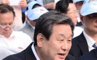 [포토] 태극기 들고 있는 김무성 새누리당 대표