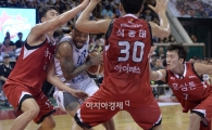 [포토]에미트, '셋이 막아도 소용없어!'