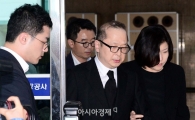 [포토]입국장에 들어서는 고 이맹희 CJ그룹 차남 이재환