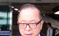 [포토]긴장한 모습 가득한 이재환 재산커뮤니케이션즈 대표
