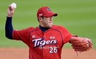 [포토]1루 견제하는 KIA 선발 서재응