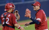 [포토]서재응, '백용환, 도루저지 좋았어!'