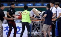 [포토]들것에 실려나가는 경희대 최창진