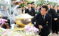 [포토]윤장현 광주시장, 김대중 전 대통령 서거 6주기 추모식 참석