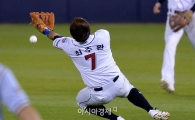 [포토]최주환, '어려운 타구였어'